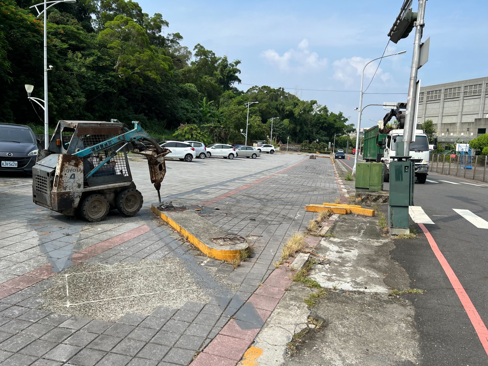 20220801霧峰區停車場水泥底座打除清運