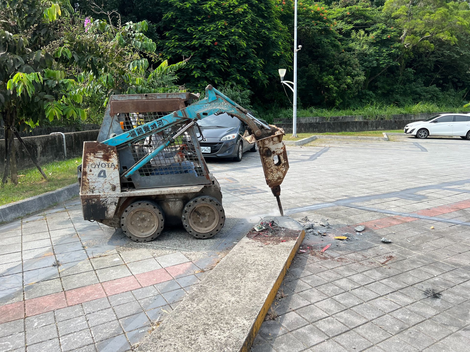 20220801霧峰區停車場水泥底座打除清運