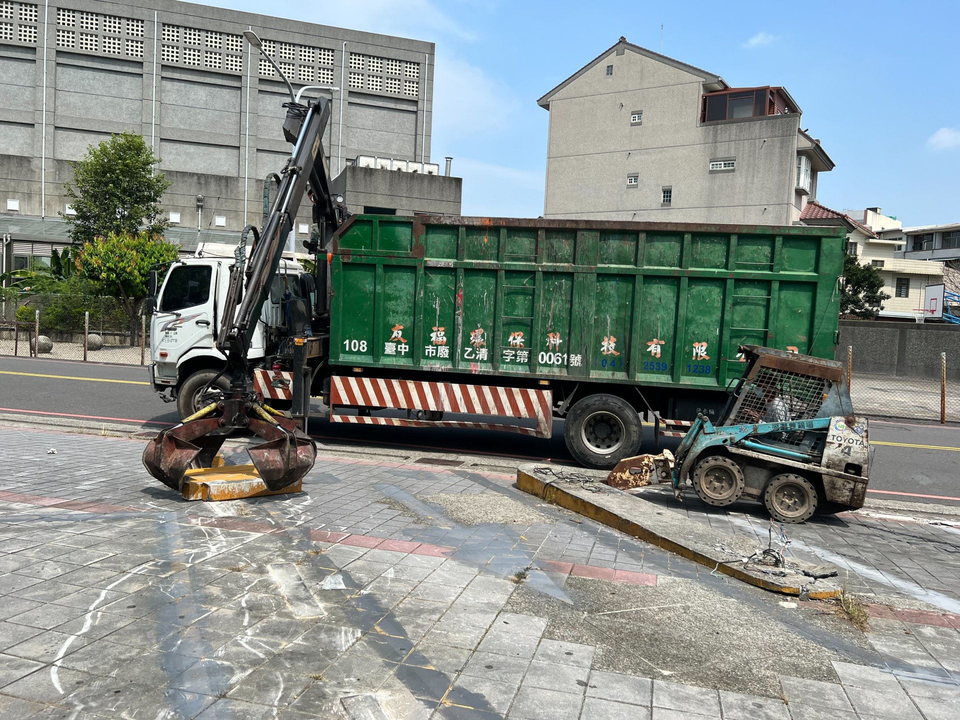 20220801霧峰區停車場水泥底座打除清運