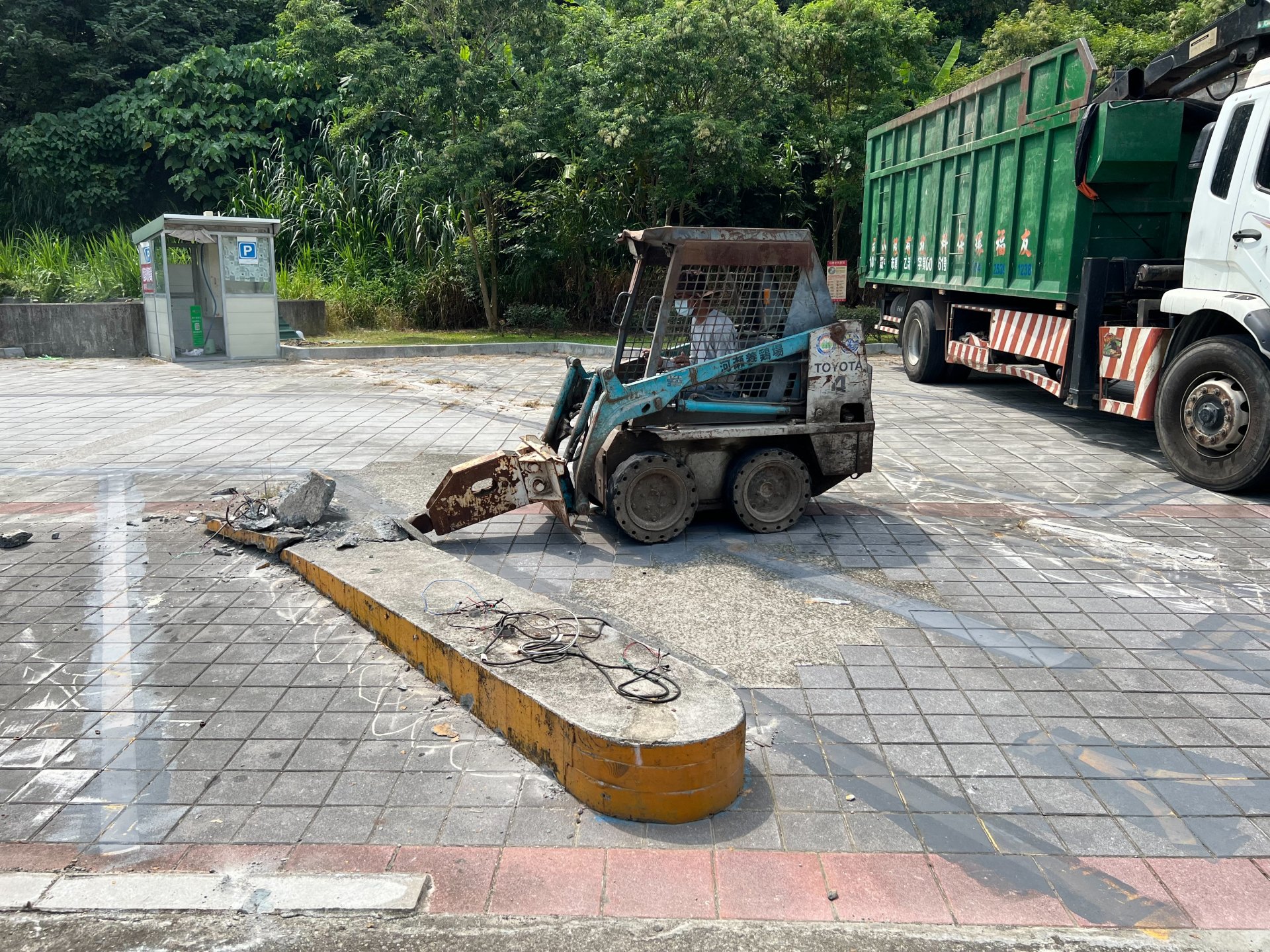 20220801霧峰區停車場水泥底座打除清運