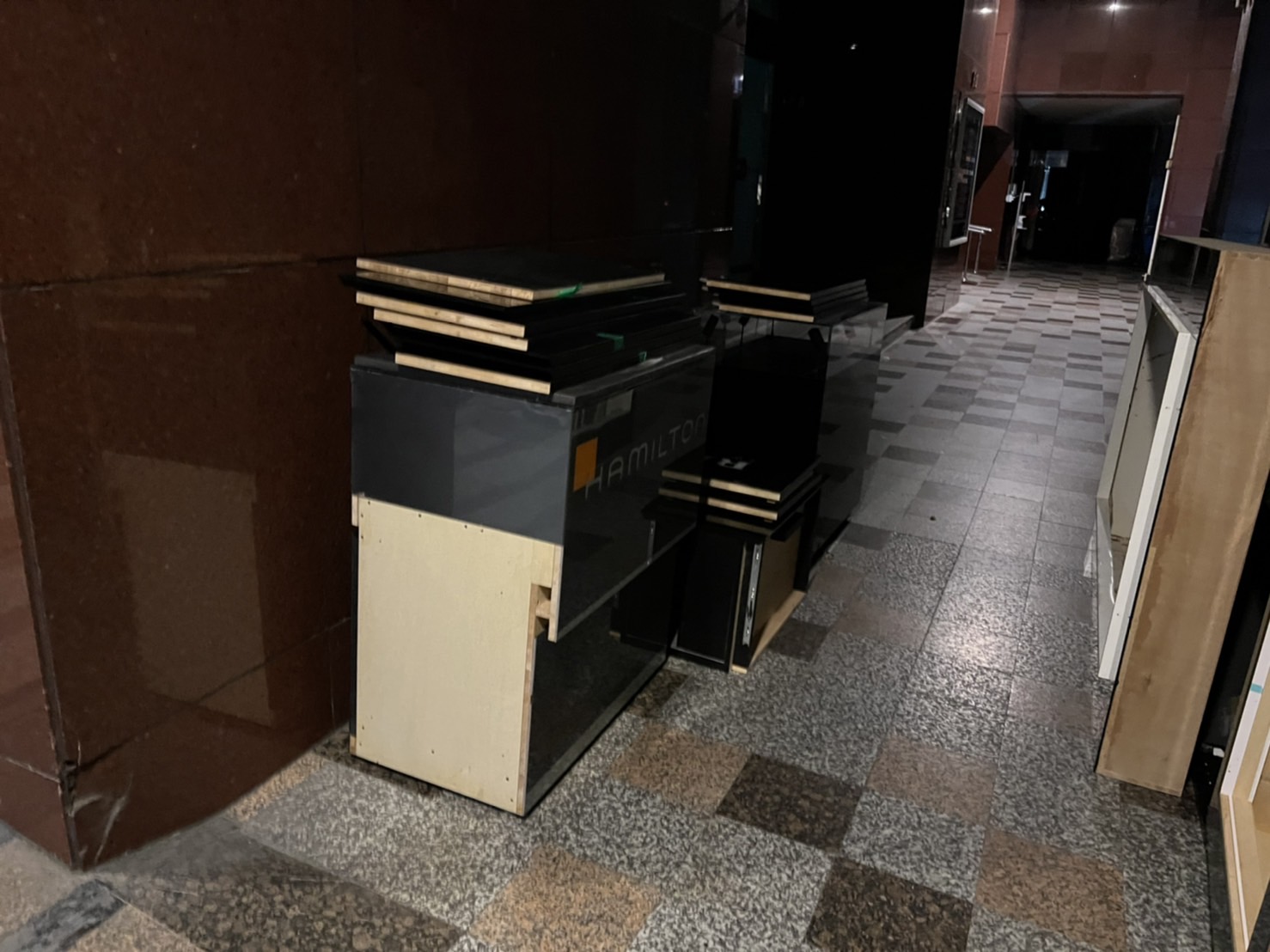 20220704百貨公司夜間撤櫃清運